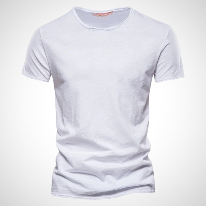 Tidlös herr T-shirt i enfärgad design, rundhals. En bekväm stil för alla årstider.