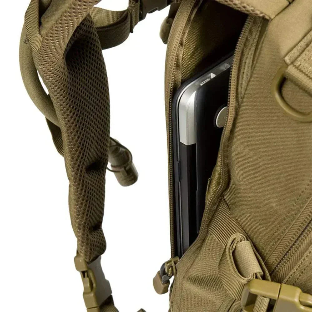 Herr taktisk militärryggsäck med MOLLE, robust design för vintervandring och utomhusförvaring.