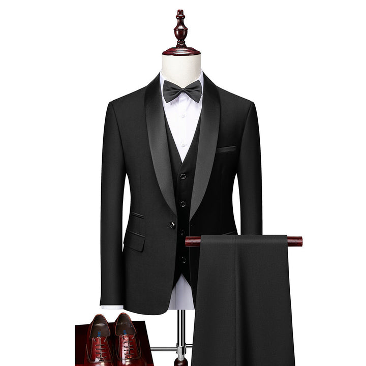 Elegant tredelad slim-fit herr kostym i nära detalj. Högkvalitativt tyg, perfekt för festkläder & bröllop.
