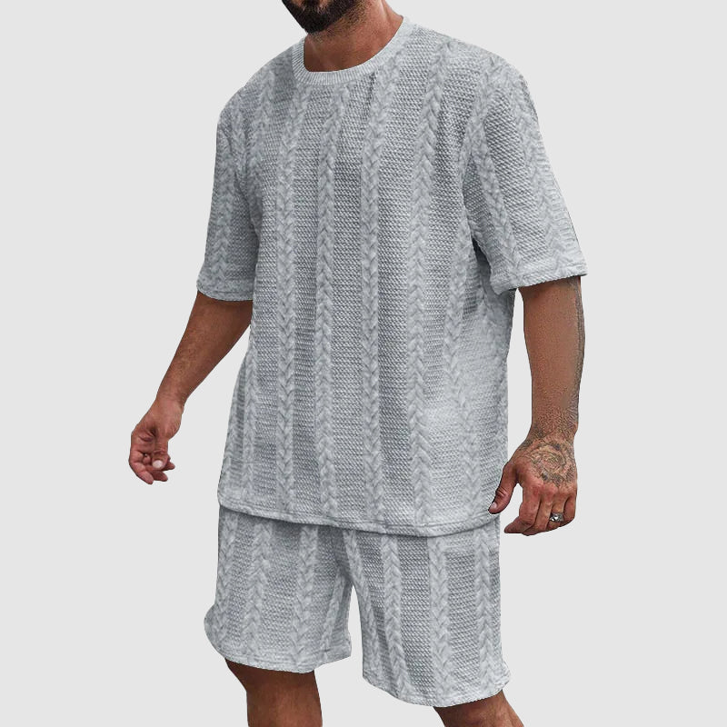 Sportigt herrkläderset med t-shirt och shorts i snabbtorkande material för sommarbruk.