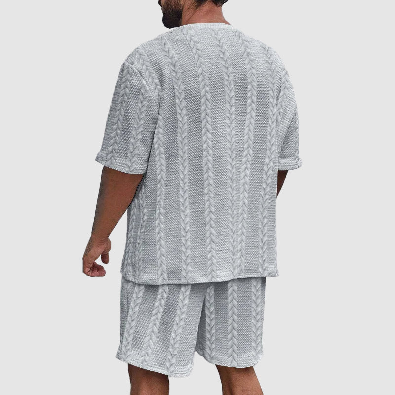 Urban fritidsdräkt för män, bestående av bekväm t-shirt och matchande shorts.