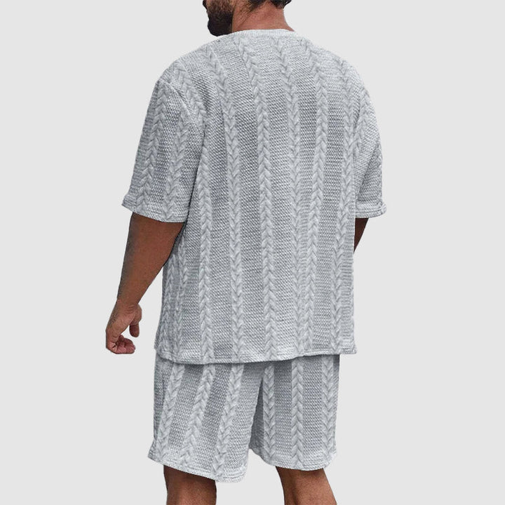 Urban fritidsdräkt för män, bestående av bekväm t-shirt och matchande shorts.