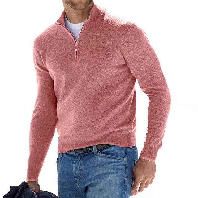 Man bär modern V-hals herrtröja med dragkedja, visar bekväm passform. Perfekt stickad för höst/vinter.
