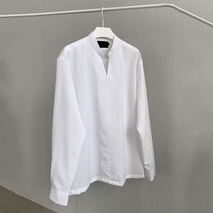 "Herr V-ringad långärmad skjorta i acetat, elegant, lätt material, perfekt för kontoret och avslappnade tillfällen."