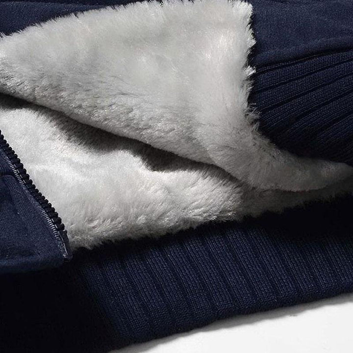 "Herr vinterjacka, fleecefodrad huvtröja, dragkedja, stilren och varm design, perfekt för kalla vinterdagar."