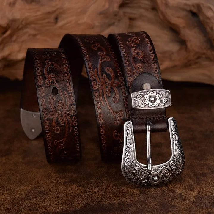 Herrbälte i svart koskinn med detaljerat silverspänne. Robust westernbälte, perfekt för herrmode.