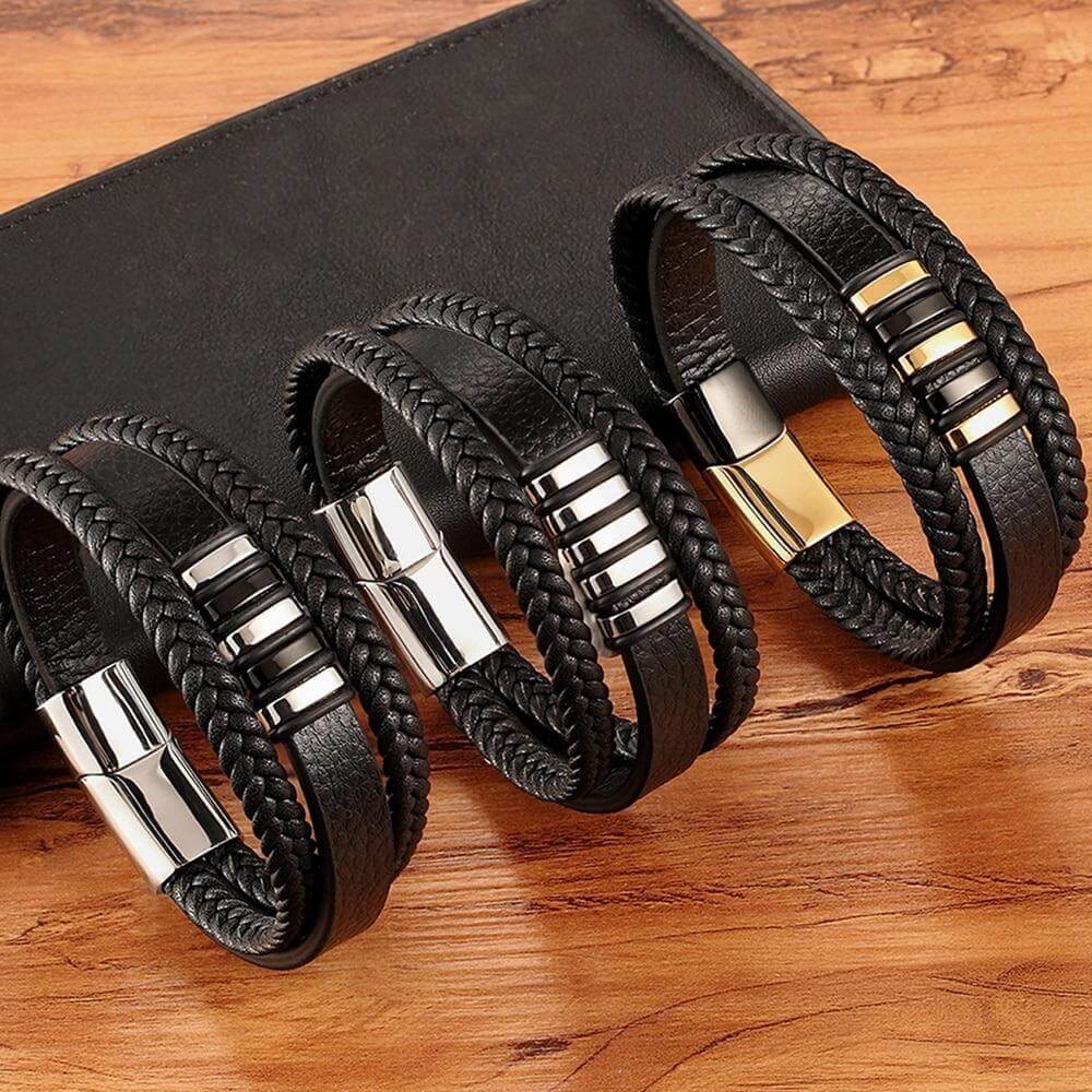 Herrarmband i premium läder, perfekt present till män som uppskattar tidlös elegans och kvalitet.