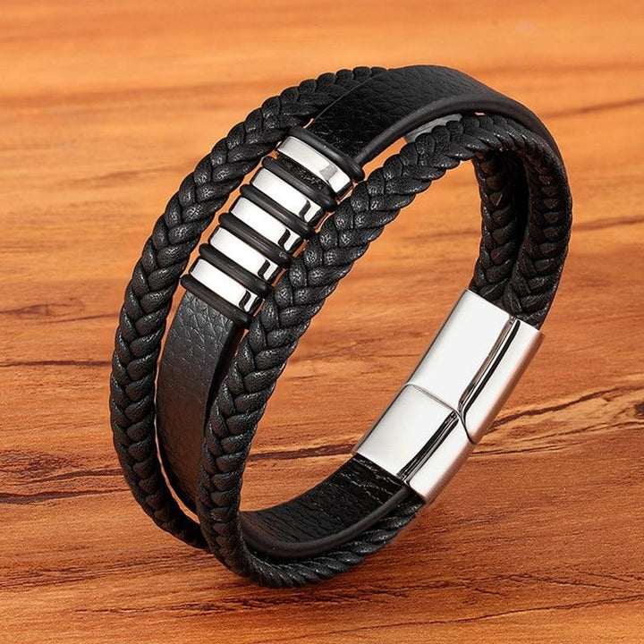 Exklusivt herrarmband i äkta läder, perfekt som present till män. Ger en tidlös elegans.