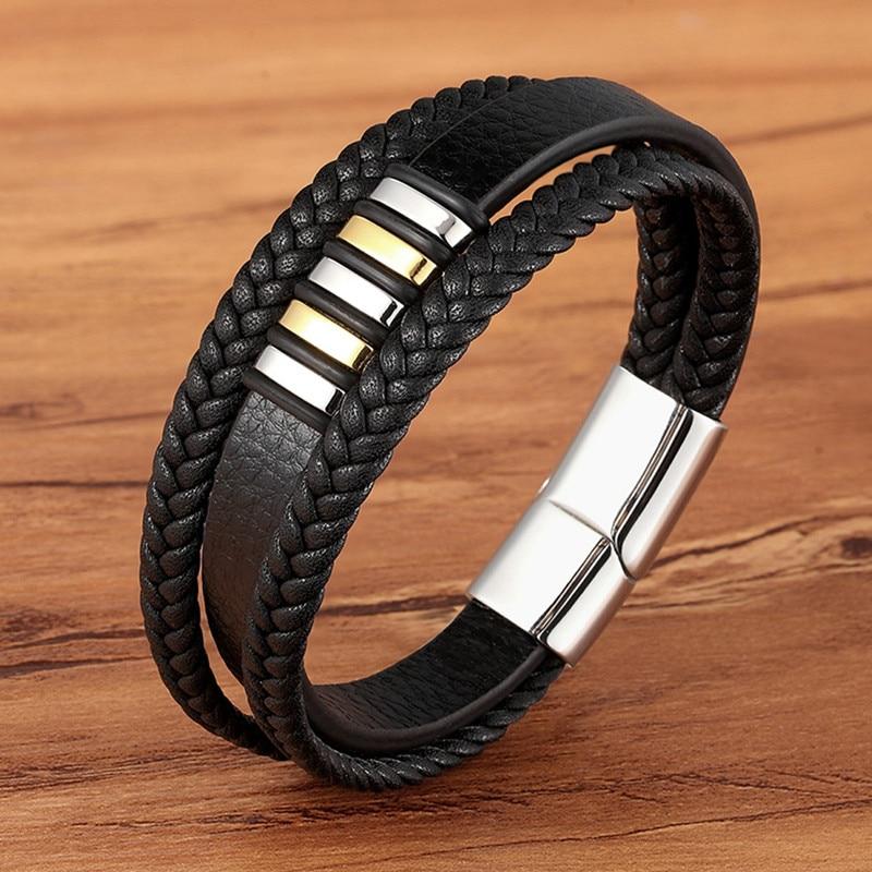 Herrarmband på handleden, visar hur den stilrena läderaccessoaren sitter på en man.