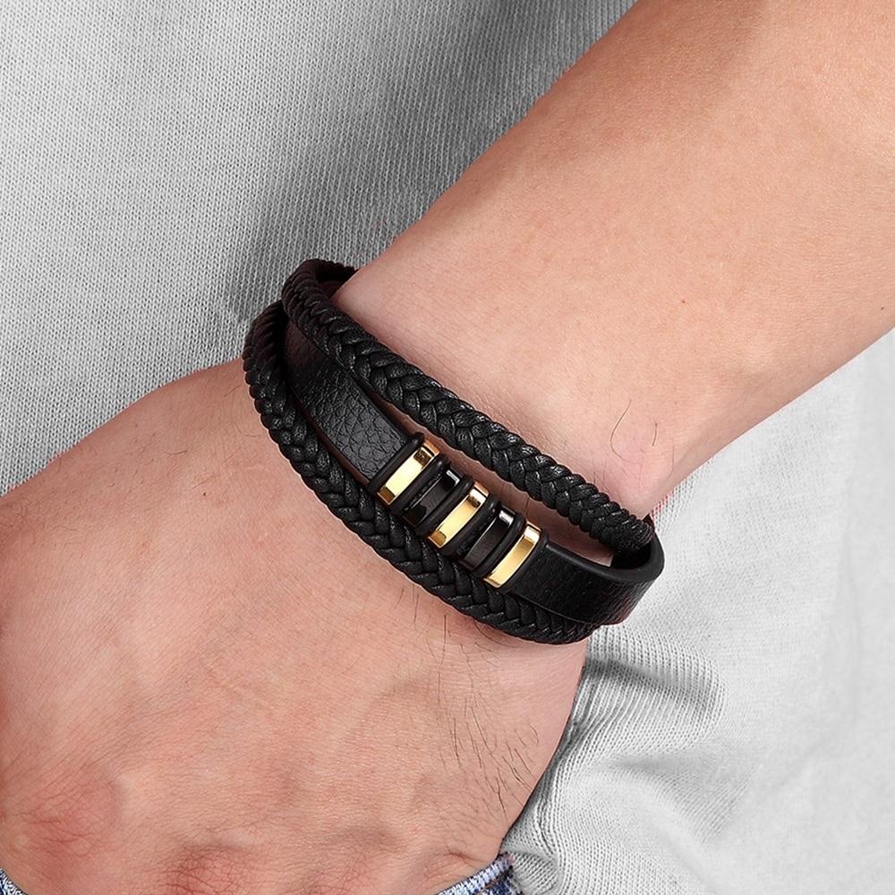 Svart läderarmband för män, med en modern twist och robust magnetlås i stål.