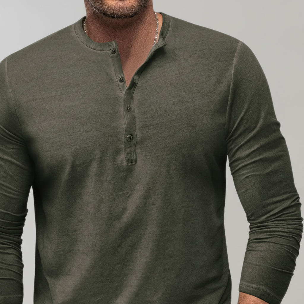 Stilren långärmad Henley-tröja för herr. En klassisk tröja som passar alla säsonger, bekväm passform.