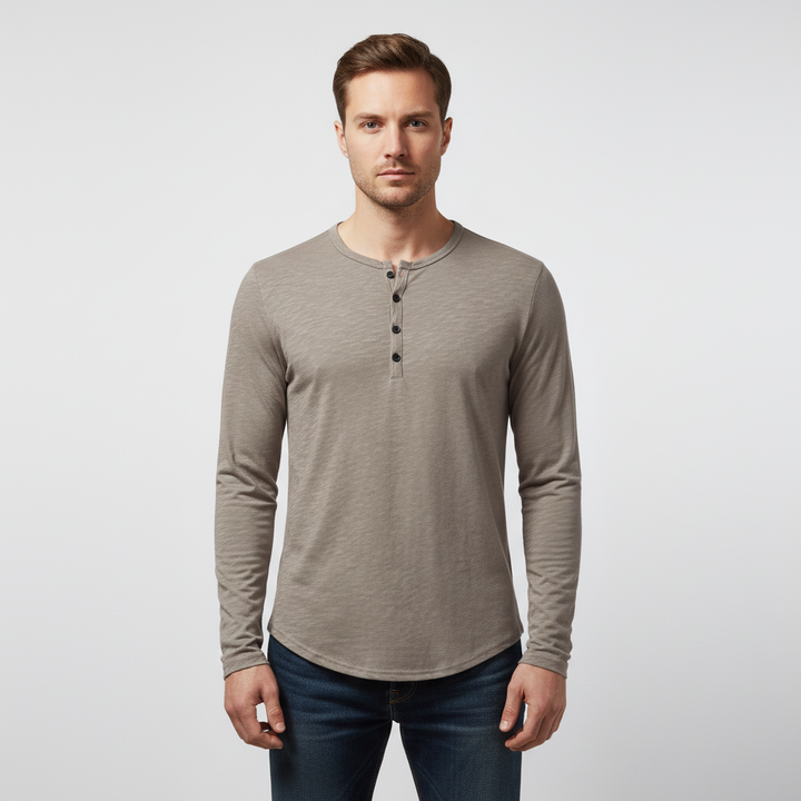 Klassisk långärmad Henley-tröja i herrdesign. Mångsidig för vår, höst och vinter. Bekväm och modern.