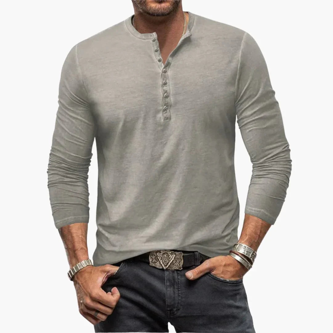 Herrarnas långärmade Henley-tröja med klassisk knappslå. Perfekt basplagg för en stilren vardagslook.