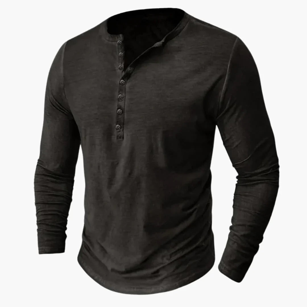 Klassisk herrarnas Henley-tröja i mjuk bomull. Långärmad modell med en stilren knappslå.