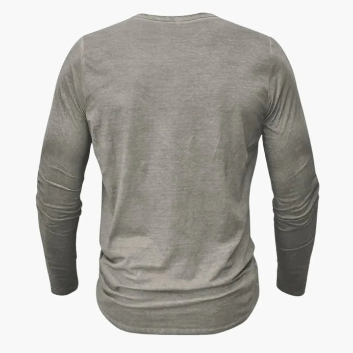 Bekväm långärmad Henley-tröja för män. Ett snyggt basplagg som passar alla herrkläder.