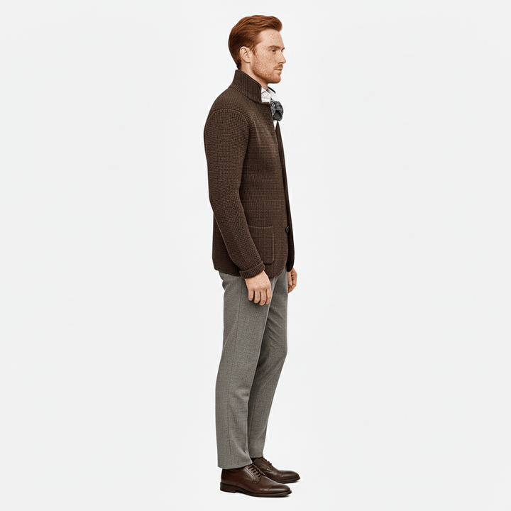 Vårmode: Stilren strukturerad herrkofta, bekväm och mångsidig för eleganta herrkläder.