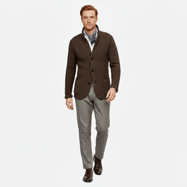 Mångsidig herrkofta, långärmad, strukturerad stickning. Passar casual och elegant stil.