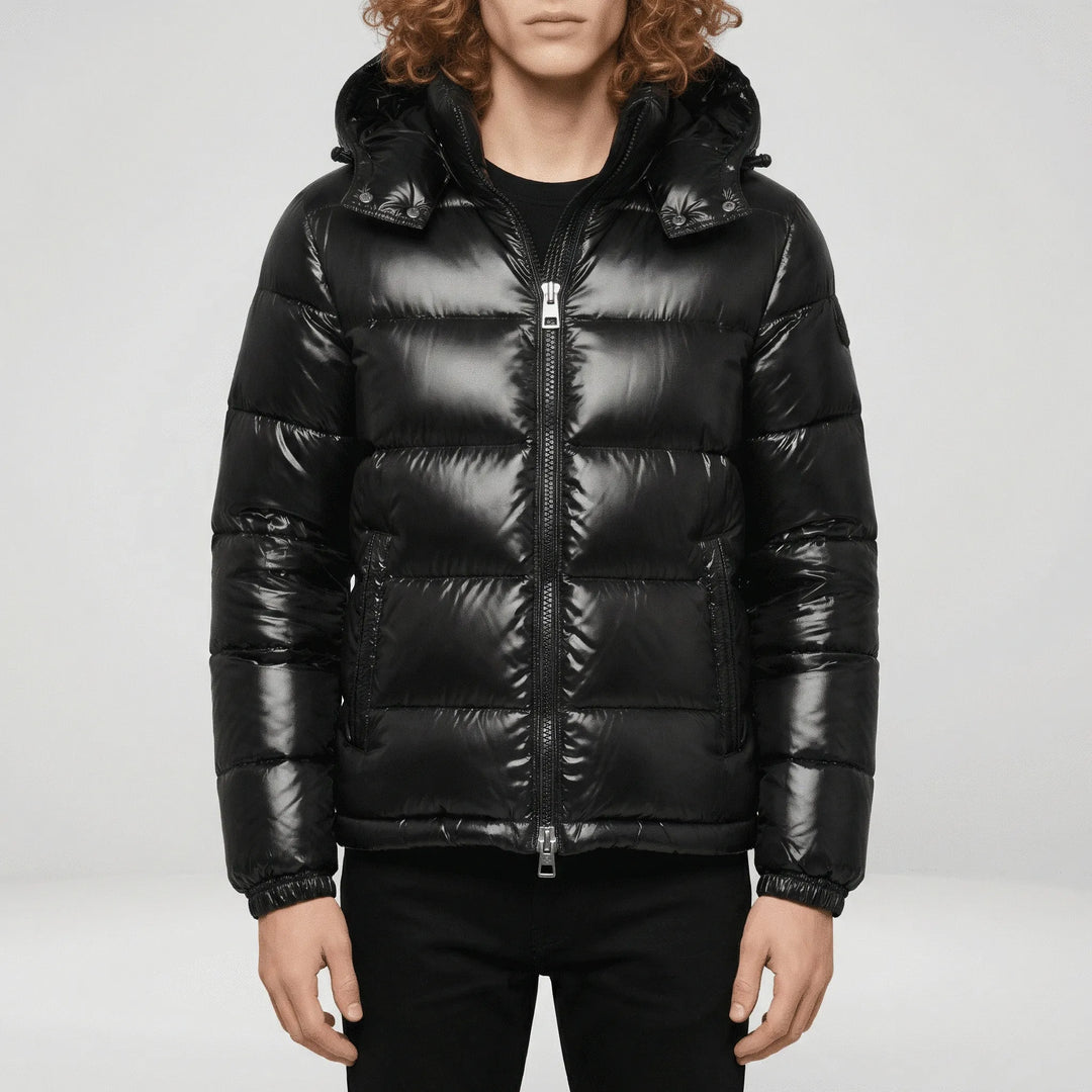 Glansig svart herrjacka, varm quiltad puffjacka för vinter. Stilrent ytterplagg med modern design för kalla dagar.