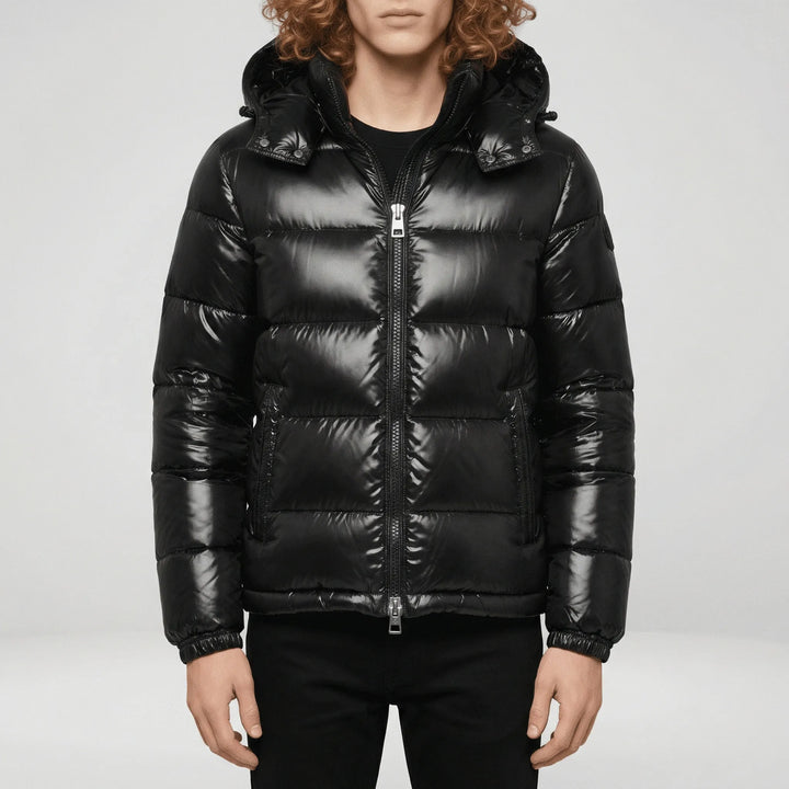 Glansig svart herrjacka, varm quiltad puffjacka för vinter. Stilrent ytterplagg med modern design för kalla dagar.