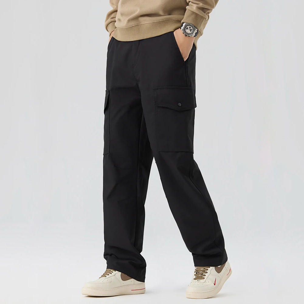 Herrars cargobyxor i olivgrönt, anpassade för en avslappnad men modern stil