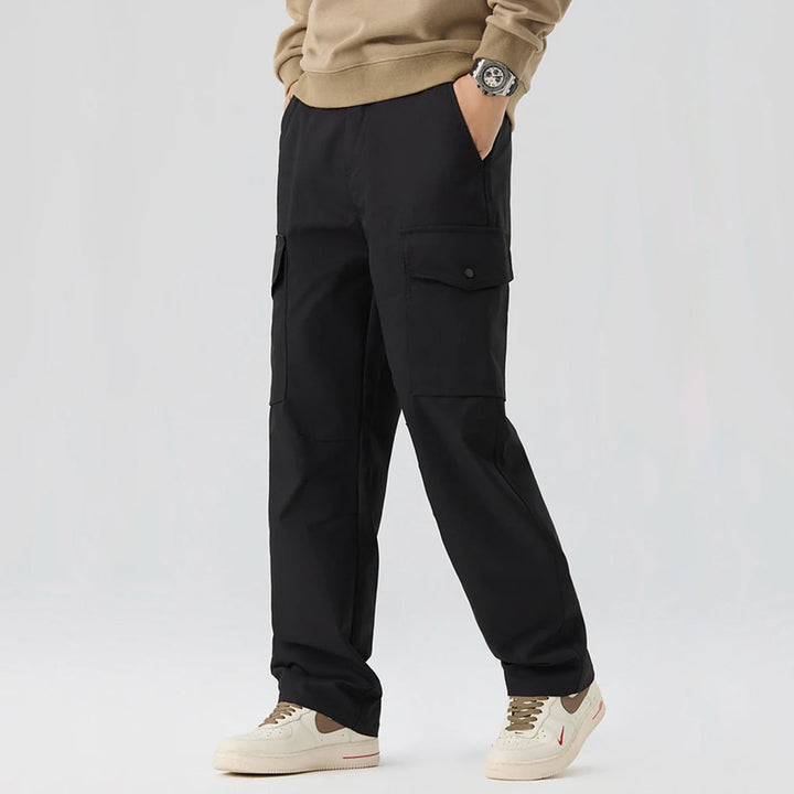 Herrars cargobyxor i olivgrönt, anpassade för en avslappnad men modern stil