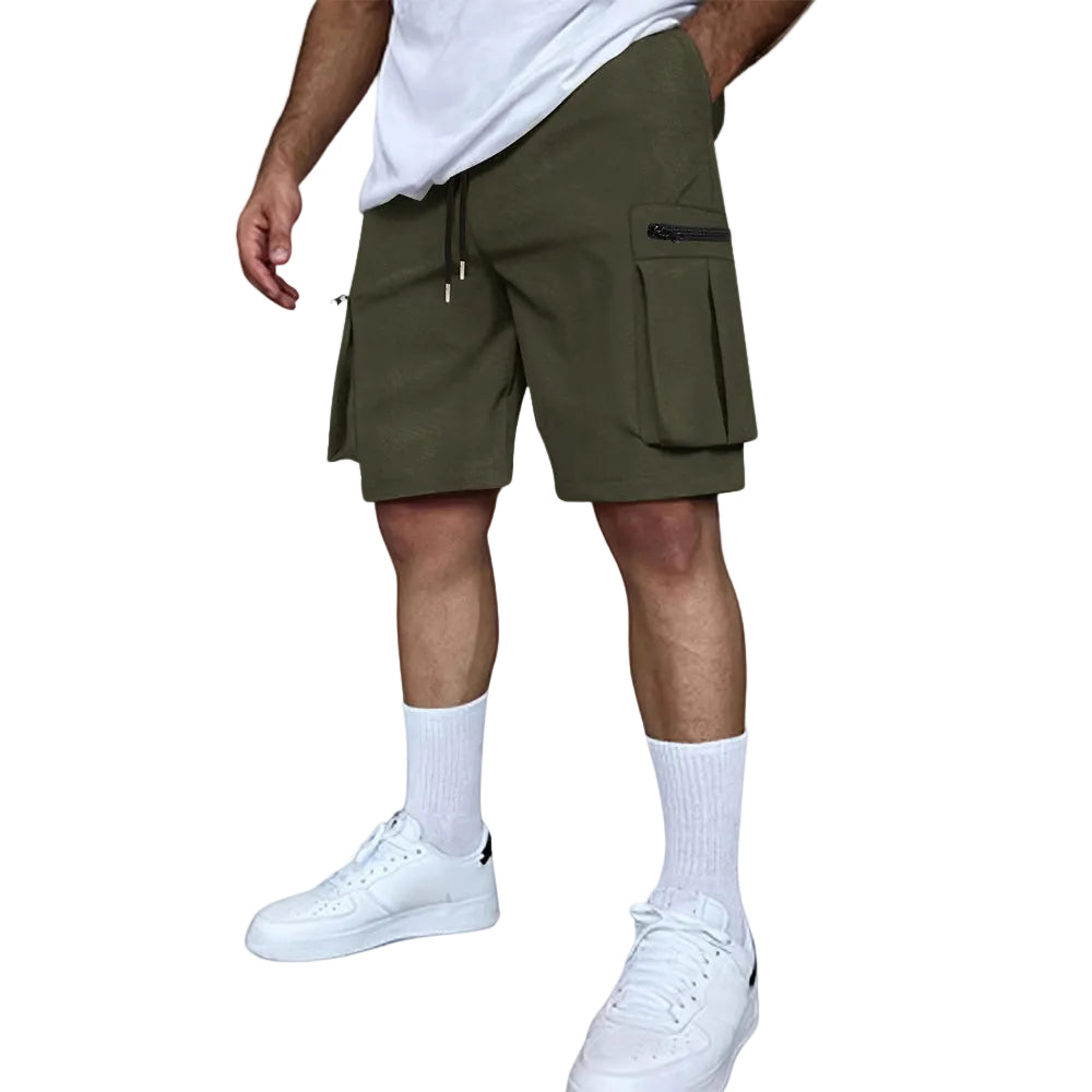 Herrars cargo shorts i khaki, med funktionella fickor och slitstarkt tyg, perfekta för utomhusaktiviteter.