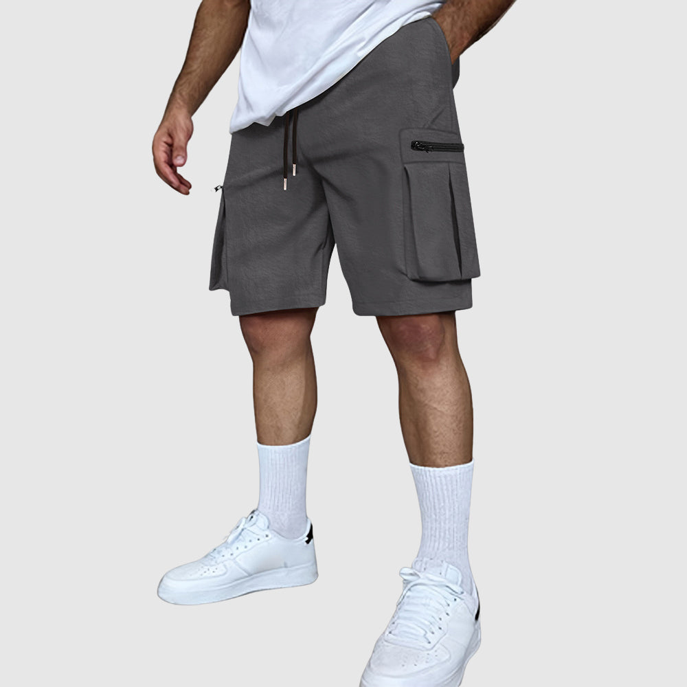 Modell bär trendiga herrars cargoshorts vid en utomhusmiljö, visar deras praktiska design.