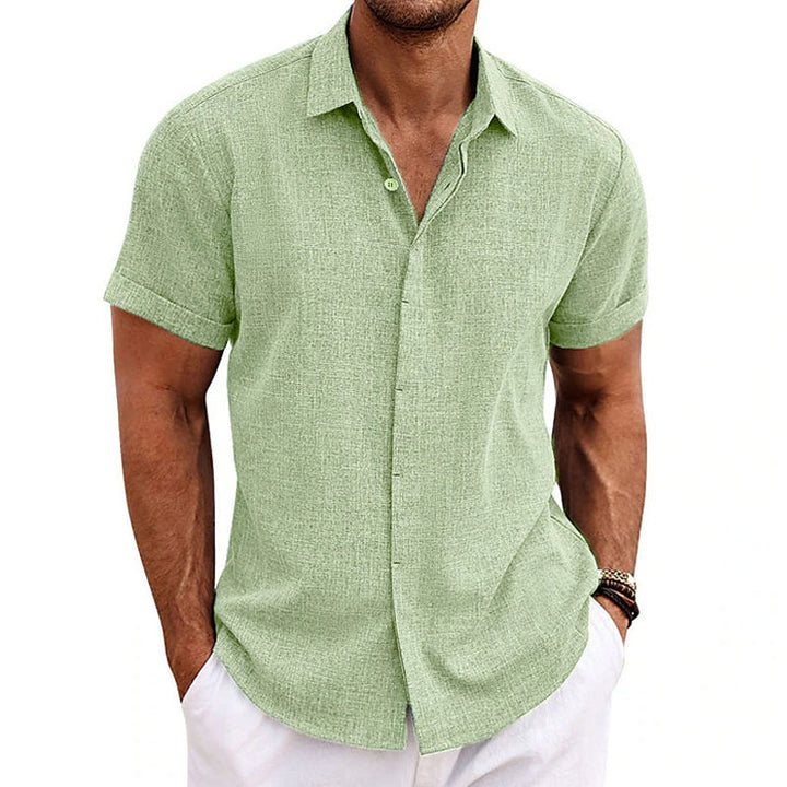 Mjuk och luftig kortärmad herrskjorta i sommarväv. Bekväm casualskjorta för varma dagar, stilren design.