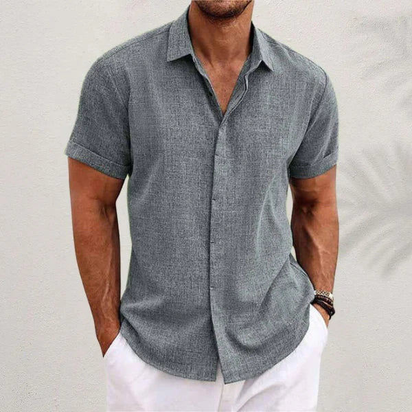 Modern och luftig kortärmad herrskjorta i mjuk sommarväv. Stilren casualskjorta för en bekväm sommarlook.