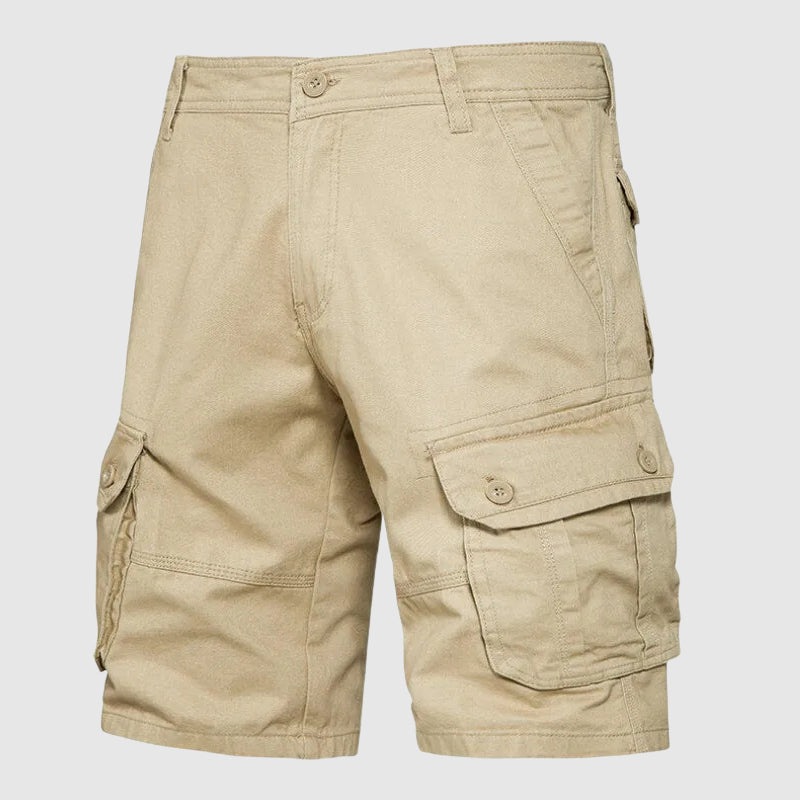 Man bär bekväma herr cargoshorts i militärstil under en sommarvandring, funktionella och ventilerande.