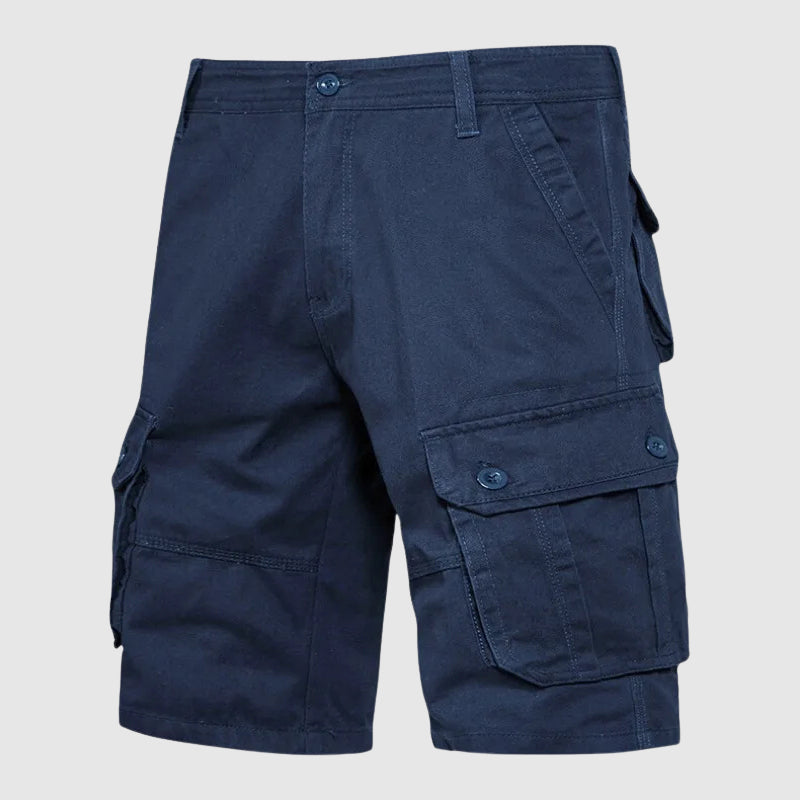 Stilfulla herr cargoshorts kombinerade med en t-shirt, redo för sommar och vardag.