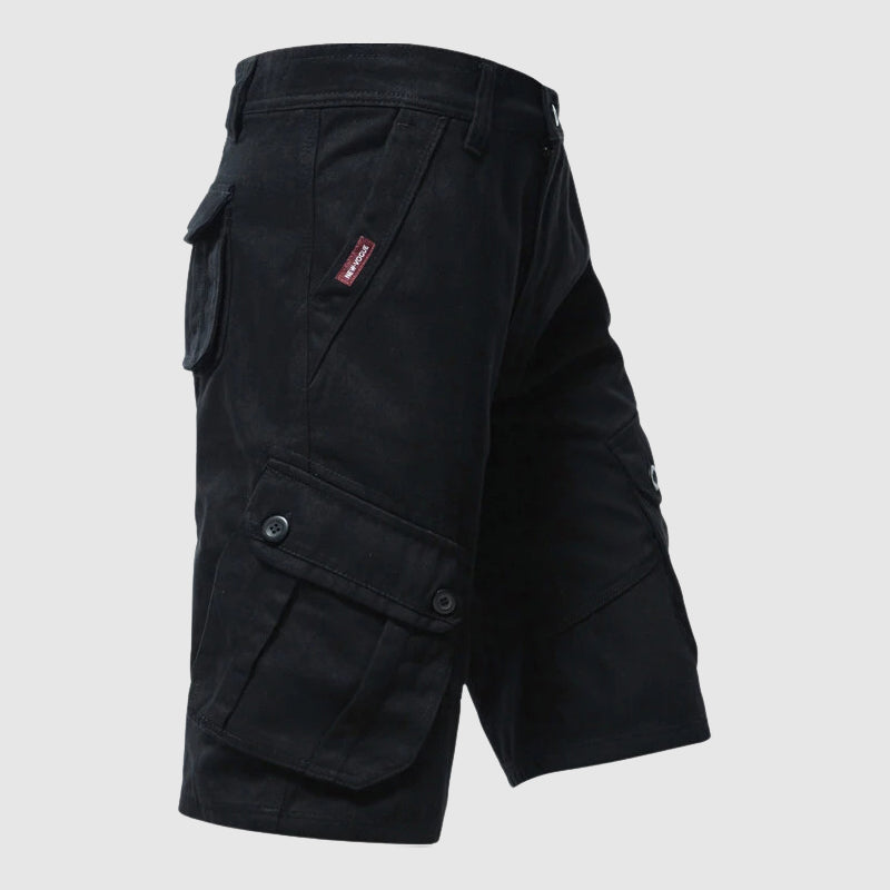 Herr cargoshorts upphängda för att visa militärinspirerad design och praktiska fickor.