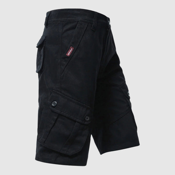 Herr cargoshorts upphängda för att visa militärinspirerad design och praktiska fickor.