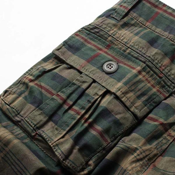 Stilrena herrshorts i rutigt mönster, rymliga cargoshorts för bekvämt herrmode