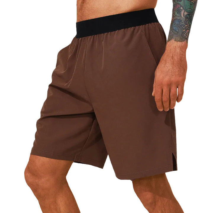 Herrars snabbtorkande träningsshorts i svart med fickor, perfekt för gym och aktivitet.