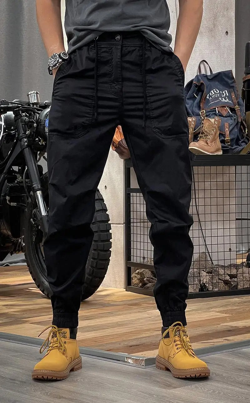 Herrars urbana cargobyxor i beige, mångsidiga byxor med många fickor för daglig användning.
