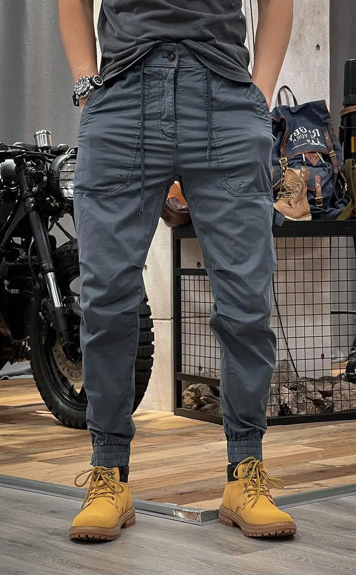 Herrars arbetsinspirerade cargobyxor i marinblått, designade för både stil och funktion.