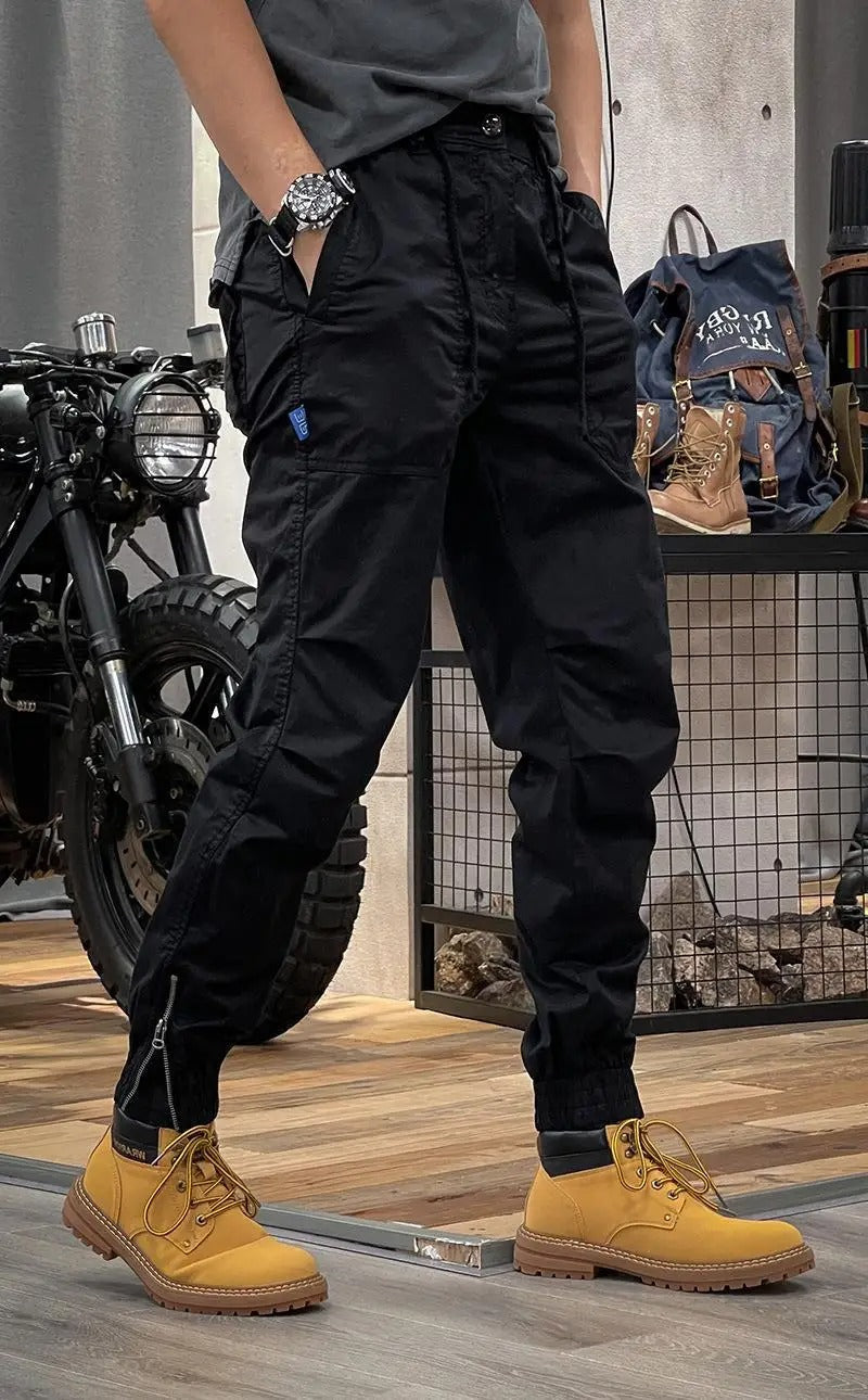Herrars slitstarka militärgröna cargobyxor med flera praktiska fickor, idealiska för urban stil.