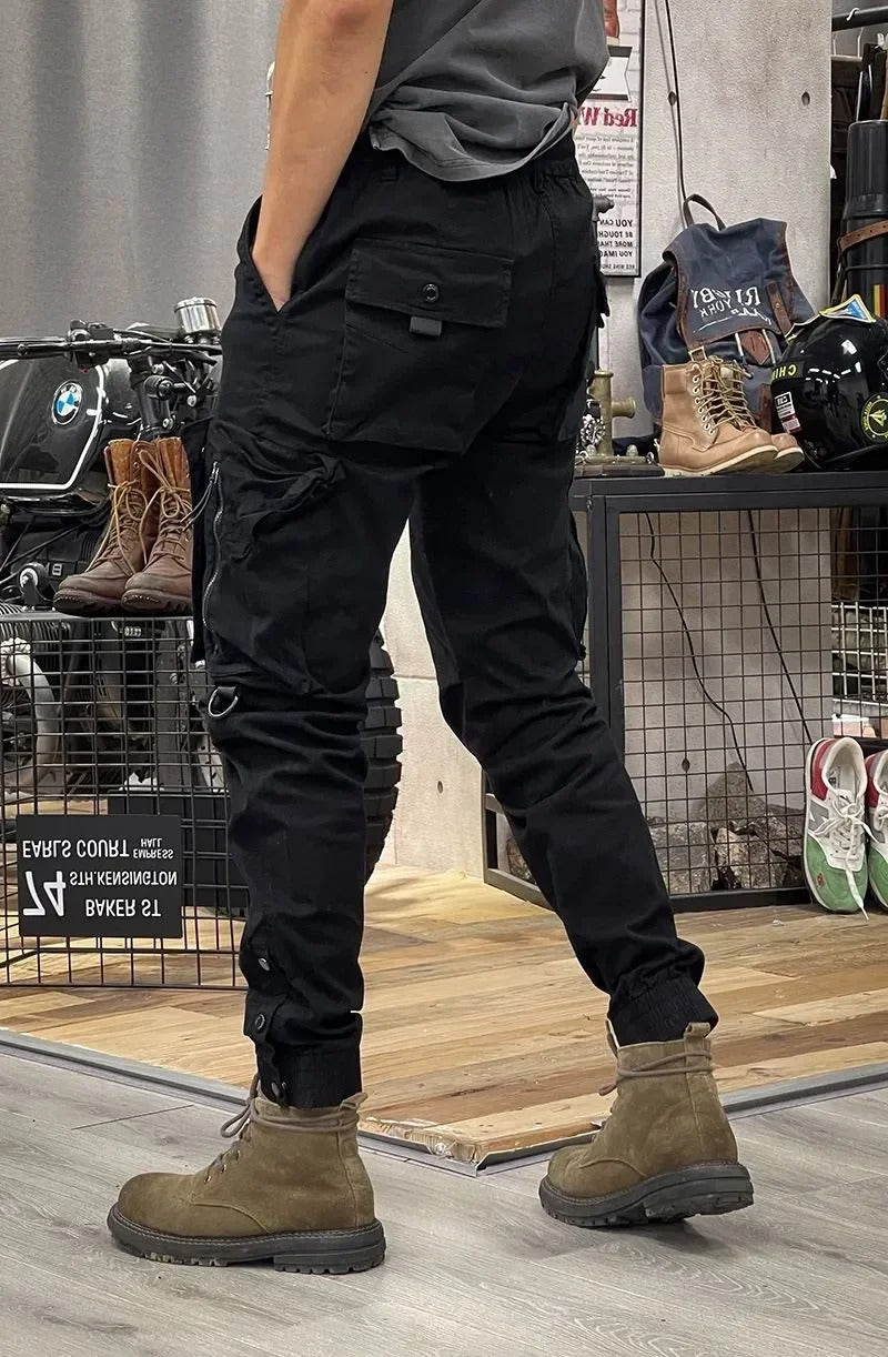 Herrars snygga fickbyxor i grått, perfekt för en avslappnad men ändå trendig look.