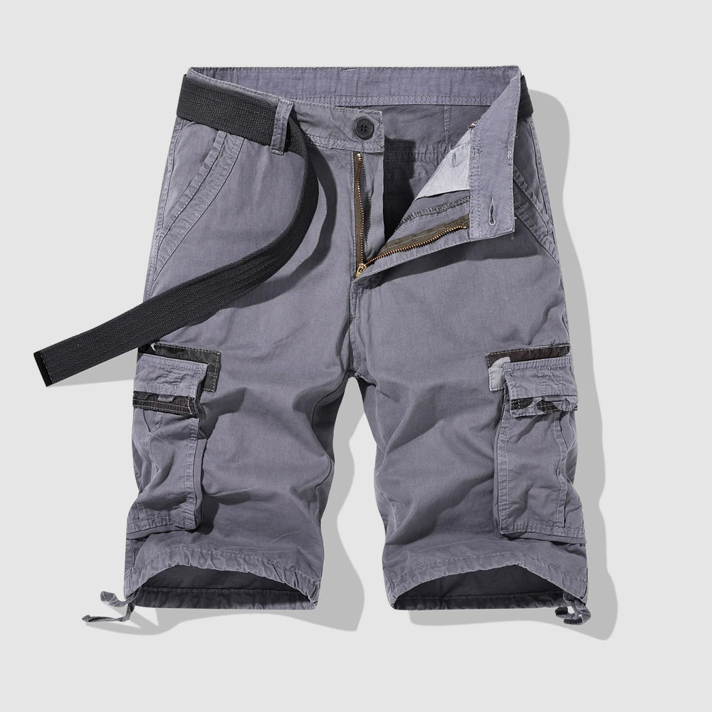 Grå herrshorts i avslappnad stil med rymliga fickor, perfekt för fritid och bekvämlighet.