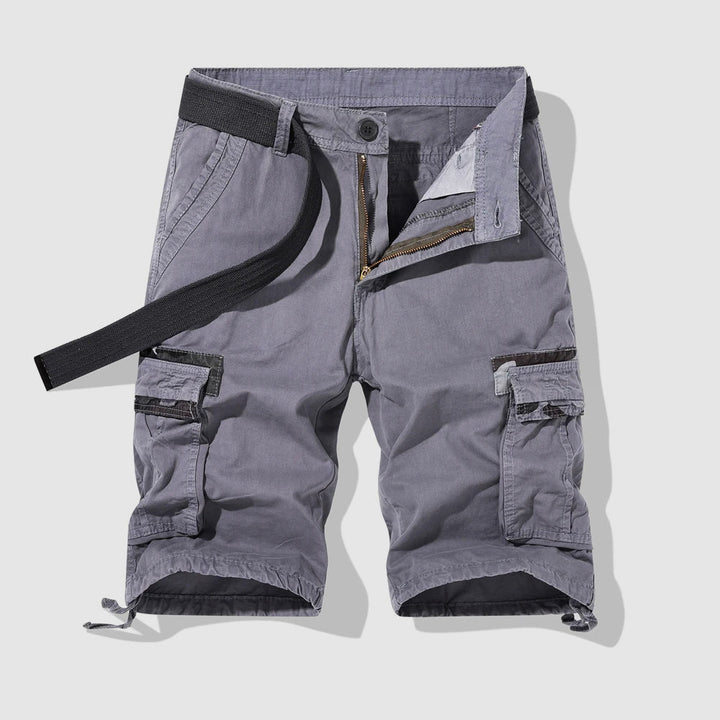 Grå herrshorts i avslappnad stil med rymliga fickor, perfekt för fritid och bekvämlighet.