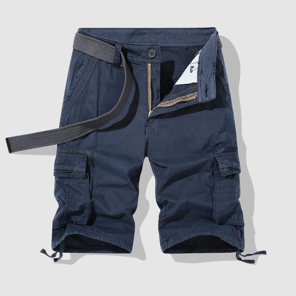 Detaljbild på tyget av herrars cargoshorts, visar dess slitstyrka och lättviktsdesign.