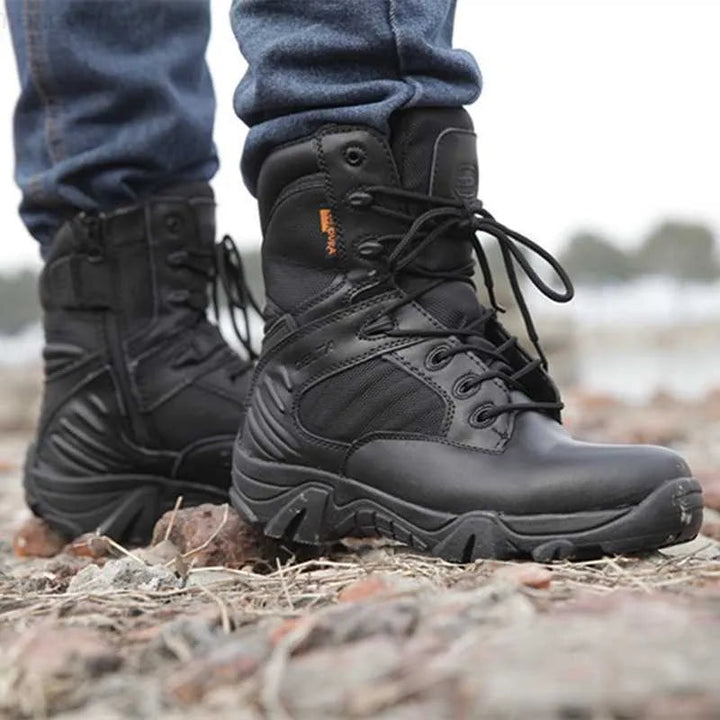 Höstskor: Herrarnas mörkbruna taktiska kängor, slitstarka och bekväma för vandring och friluftsliv.