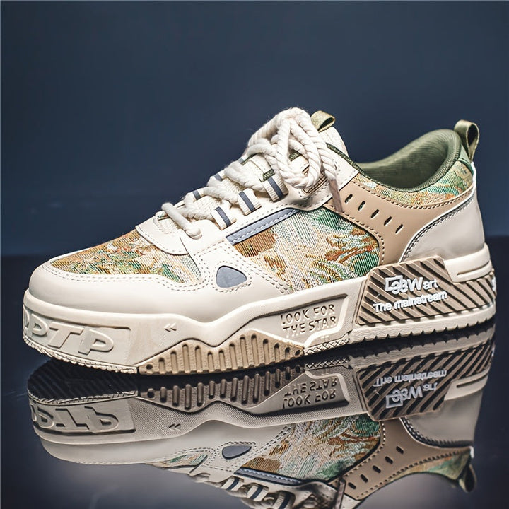 Detaljerad bild av yttersulan på herrars blå grafiska sneakers, visar grepp och design.