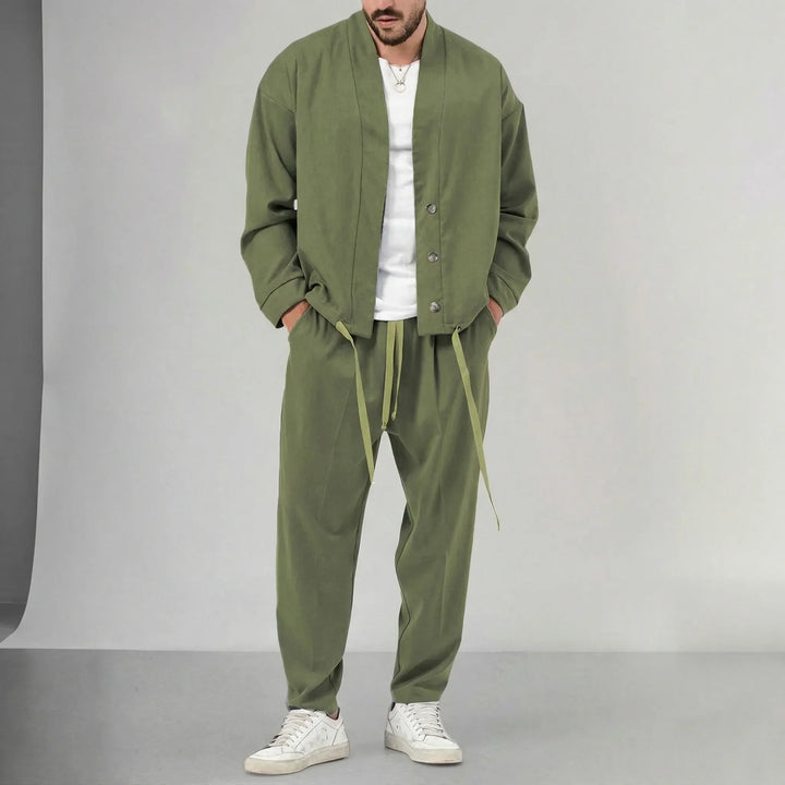 Presentabelt herrars matchande lounge-set "Gabriel". Bekvämt vardagsset för en stilfull, avslappnad look.