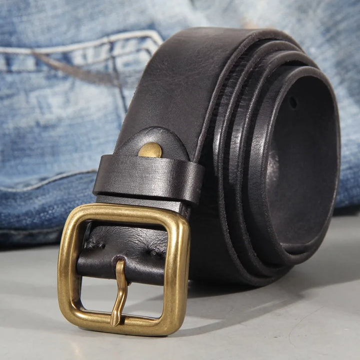 Mässingsspänne på elegant herrbälte i äkta kosskinn. Stilrent och hållbart, perfekt accessoar.
