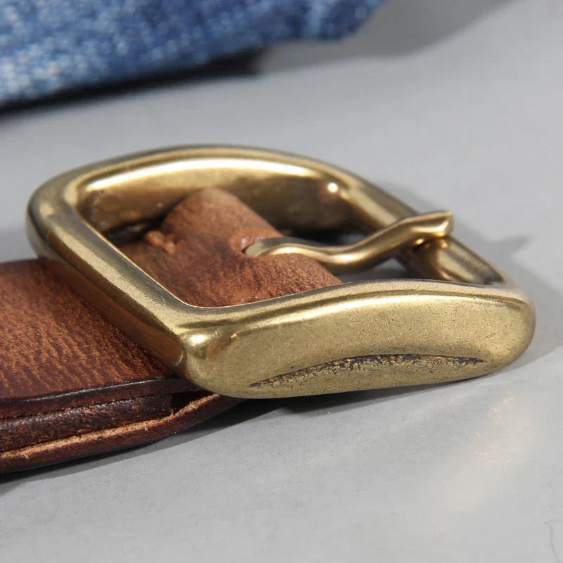 Herrbälte i kosskinn stylat med jeans och skjorta. Elegant och tidlös accessoar för smart casual stil.