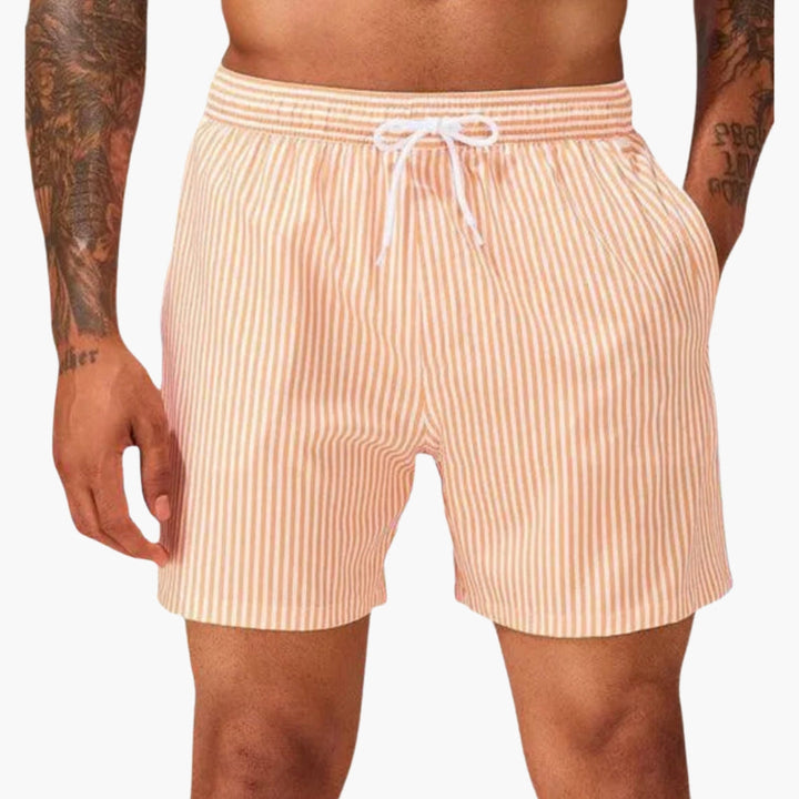 Herrbadshorts med justerbar dragsko, idealiska för strand & pool. Stilrena & bekväma simshorts för sommar.