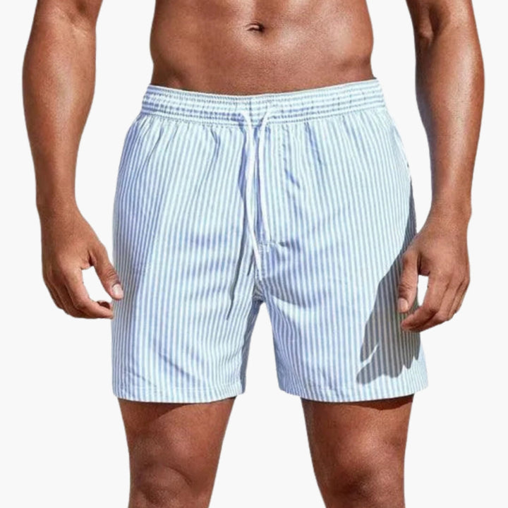 Randiga badshorts herr med justerbar passform & fickor. Perfekta strandshorts för en avslappnad sommardag.