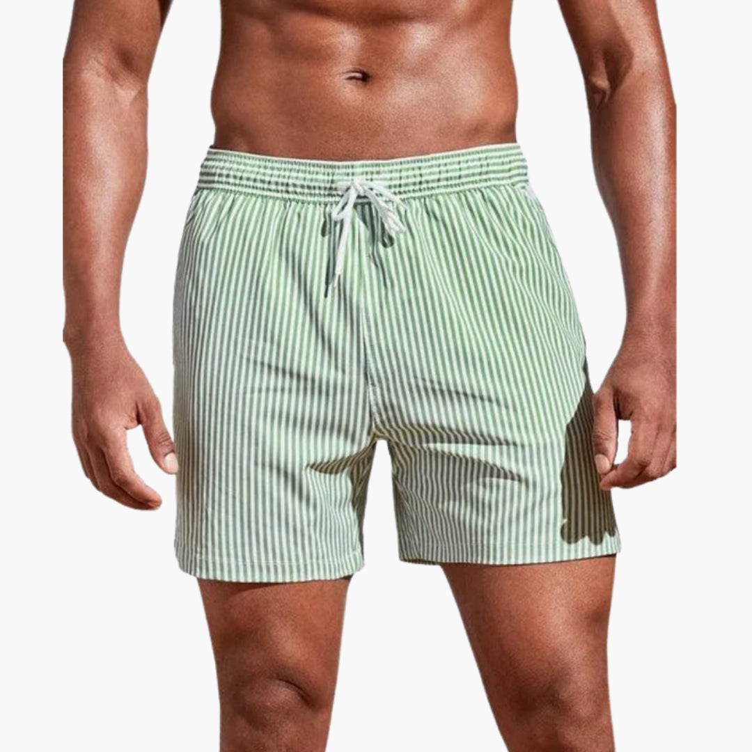 Bekväma badshorts för män med justerbar dragsko och fickor. Utmärkta för simning, strand & pool. Aktiva badkläder.